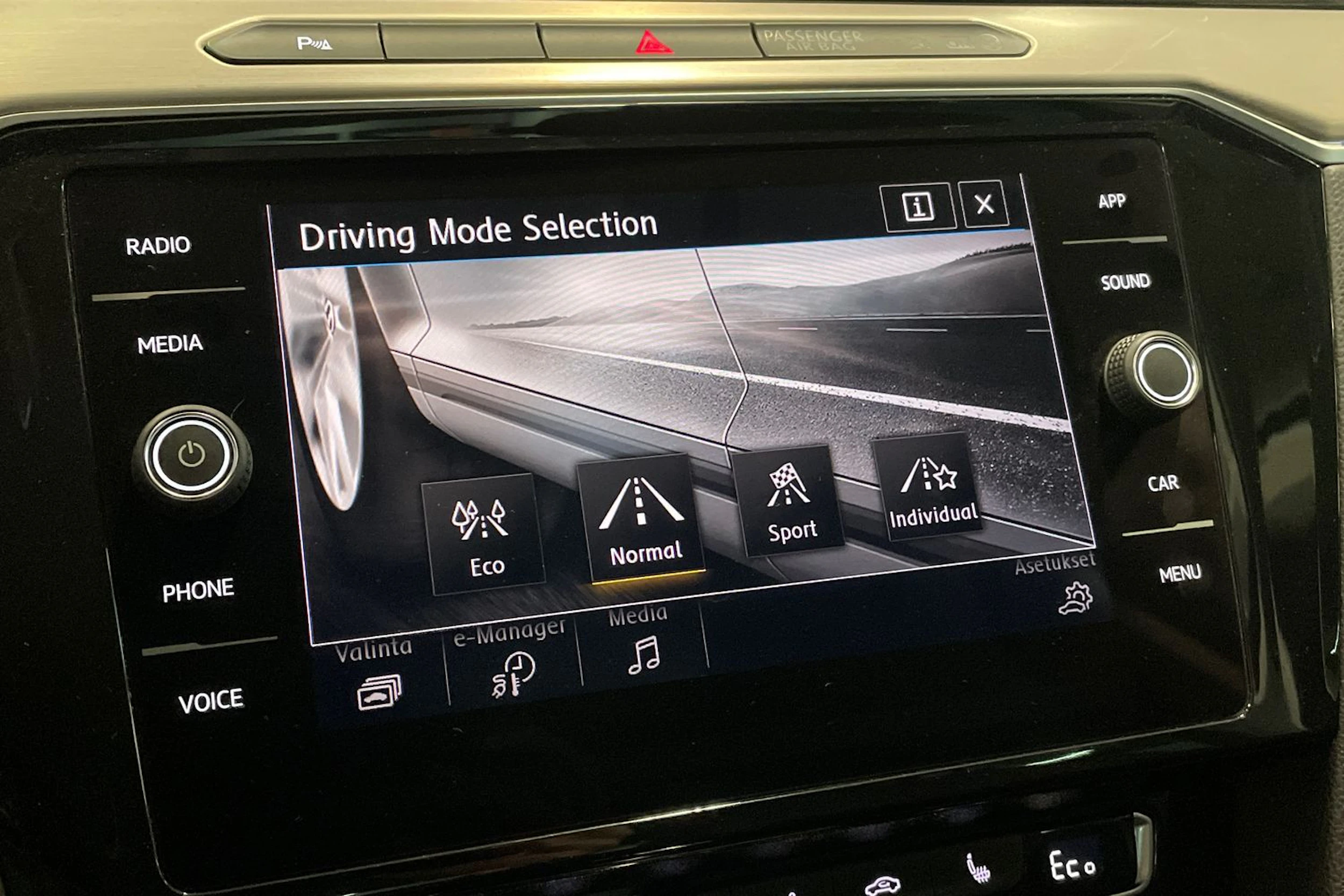 musta Volkswagen Passat 2018 kuva 25.