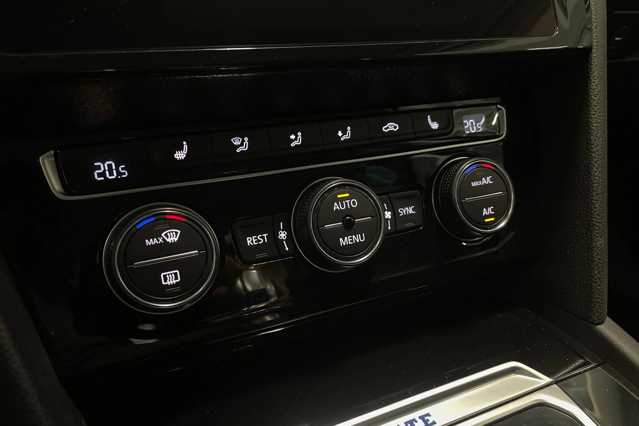 musta Volkswagen Passat 2018 kuva 27.