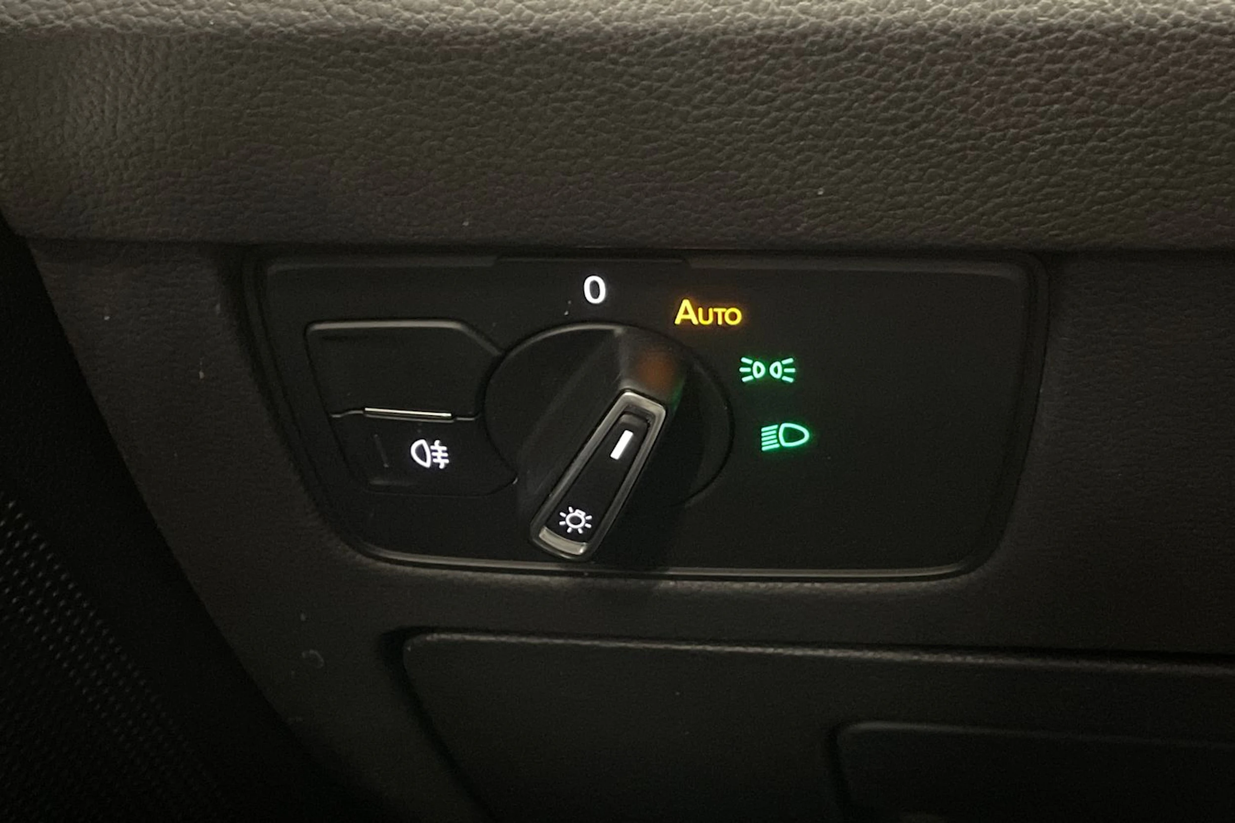 musta Volkswagen Passat 2018 kuva 29.