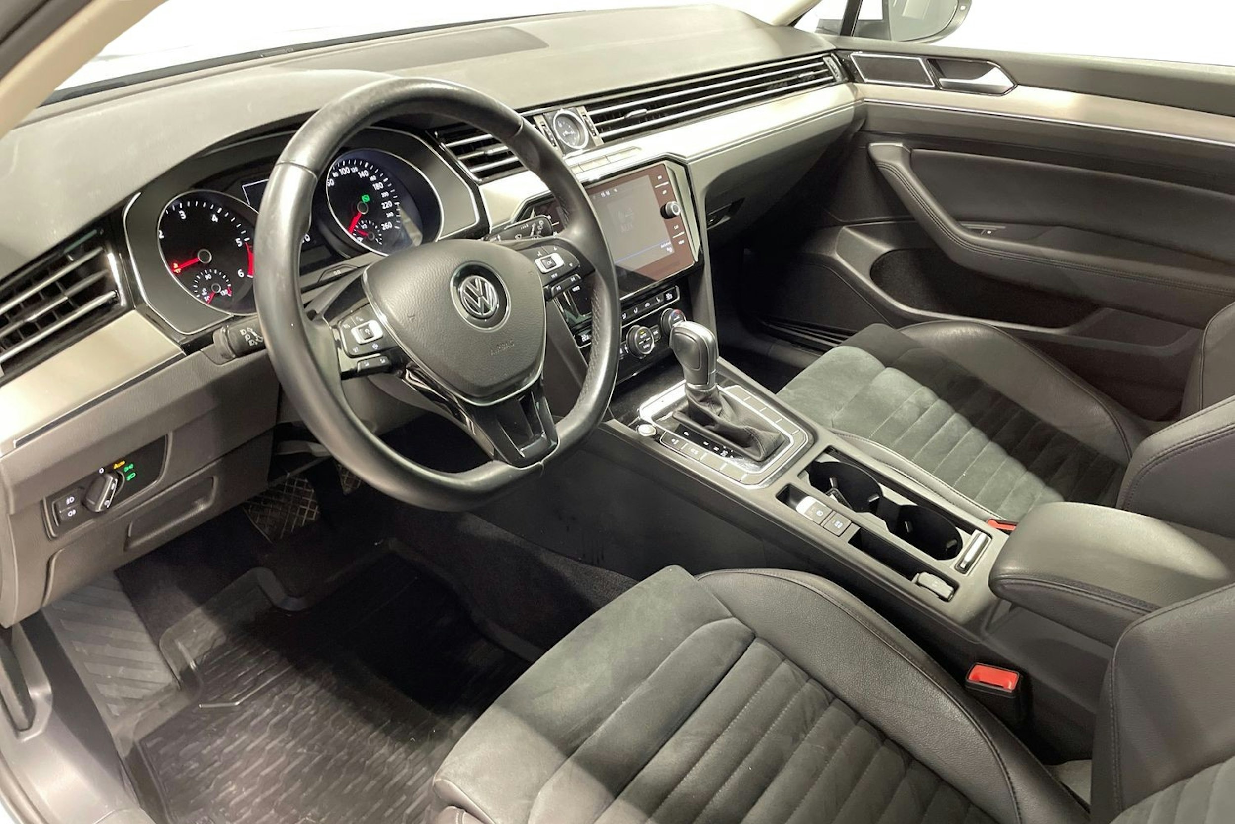 valkoinen Volkswagen Passat 2018 kuva 7.