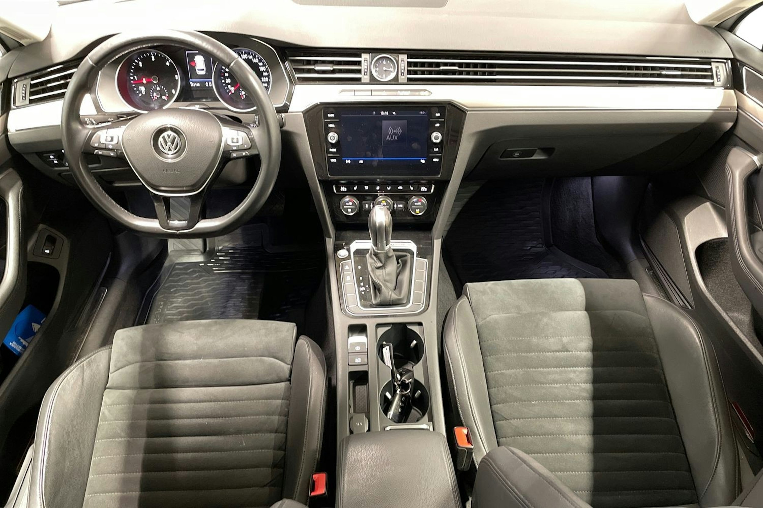 valkoinen Volkswagen Passat 2018 kuva 9.