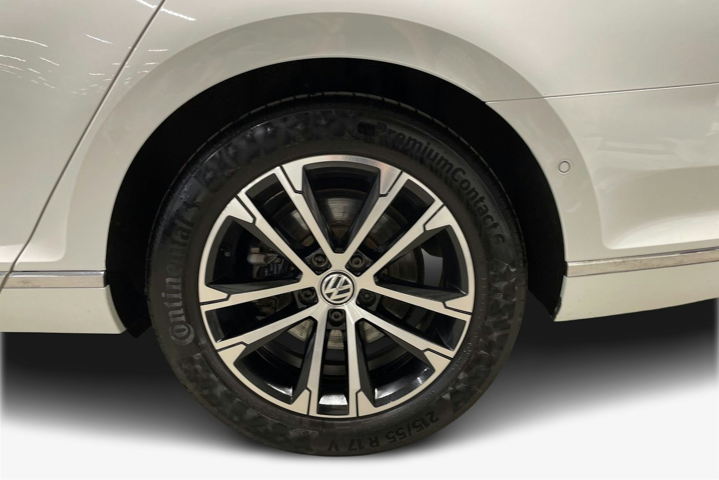 valkoinen Volkswagen Passat 2018 kuva 11.