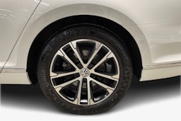 valkoinen Volkswagen Passat 2018 kuva 11.