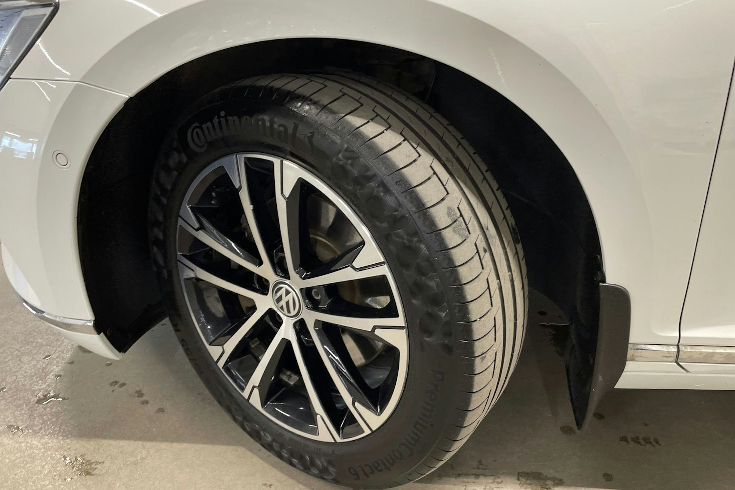 valkoinen Volkswagen Passat 2018 kuva 13.
