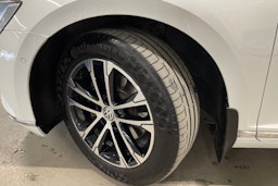 valkoinen Volkswagen Passat 2018 kuva 13.