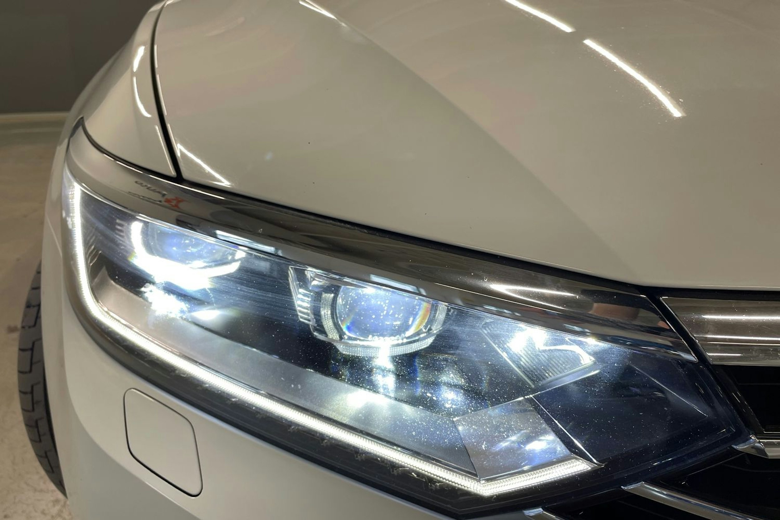 valkoinen Volkswagen Passat 2018 kuva 14.