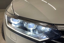 valkoinen Volkswagen Passat 2018 kuva 14.