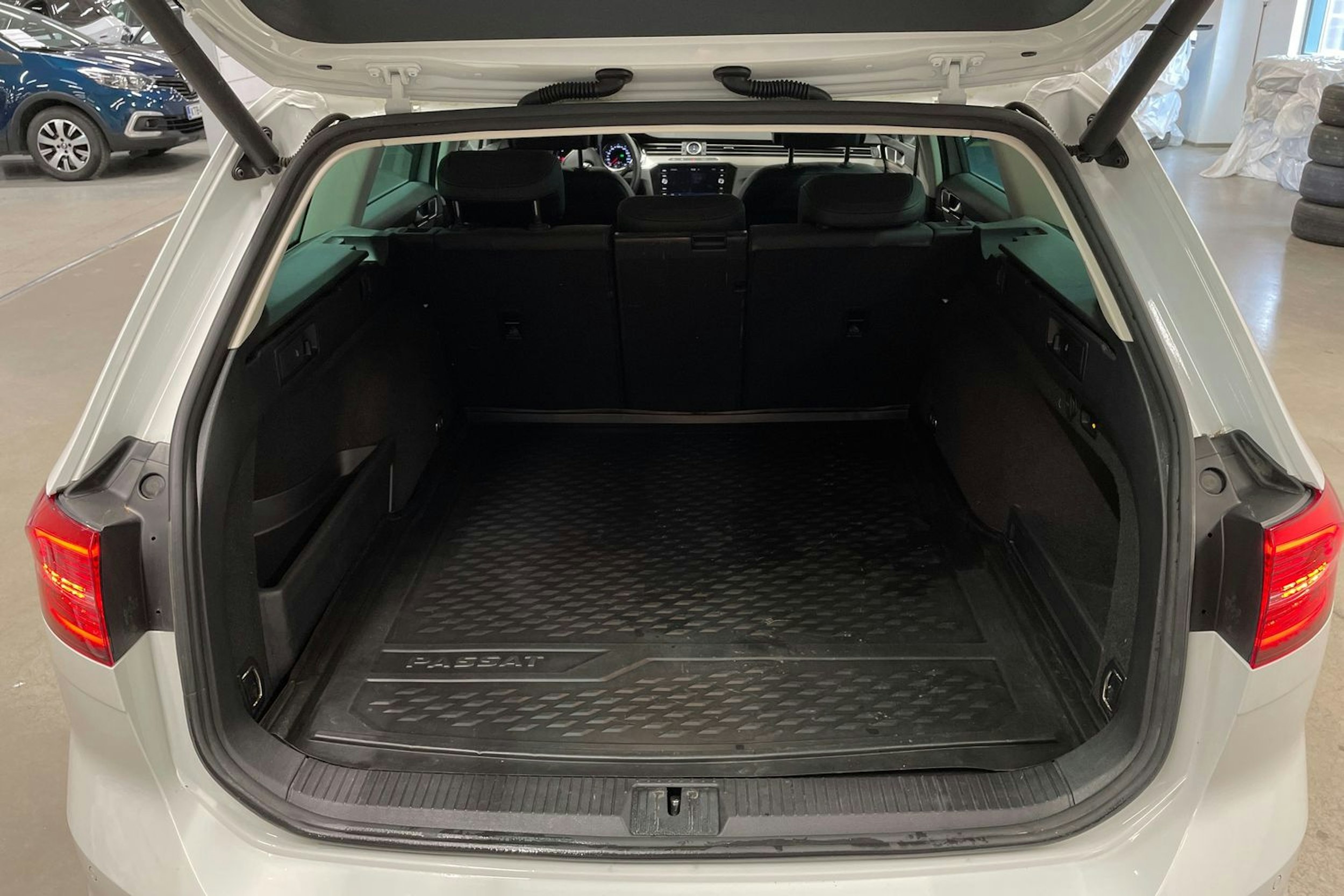 valkoinen Volkswagen Passat 2018 kuva 15.