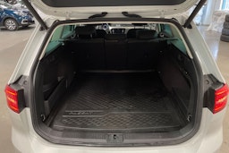 valkoinen Volkswagen Passat 2018 kuva 15.