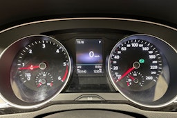 valkoinen Volkswagen Passat 2018 kuva 16.