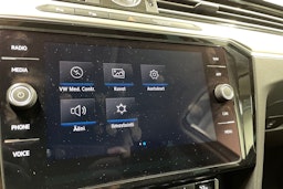 valkoinen Volkswagen Passat 2018 kuva 18.