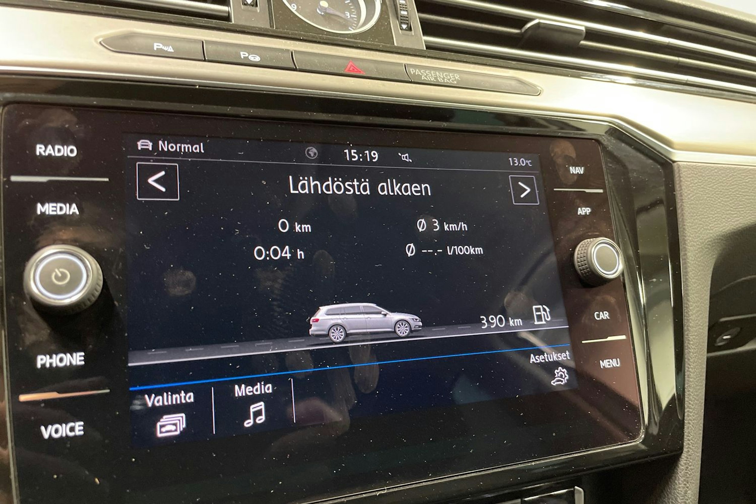 valkoinen Volkswagen Passat 2018 kuva 19.