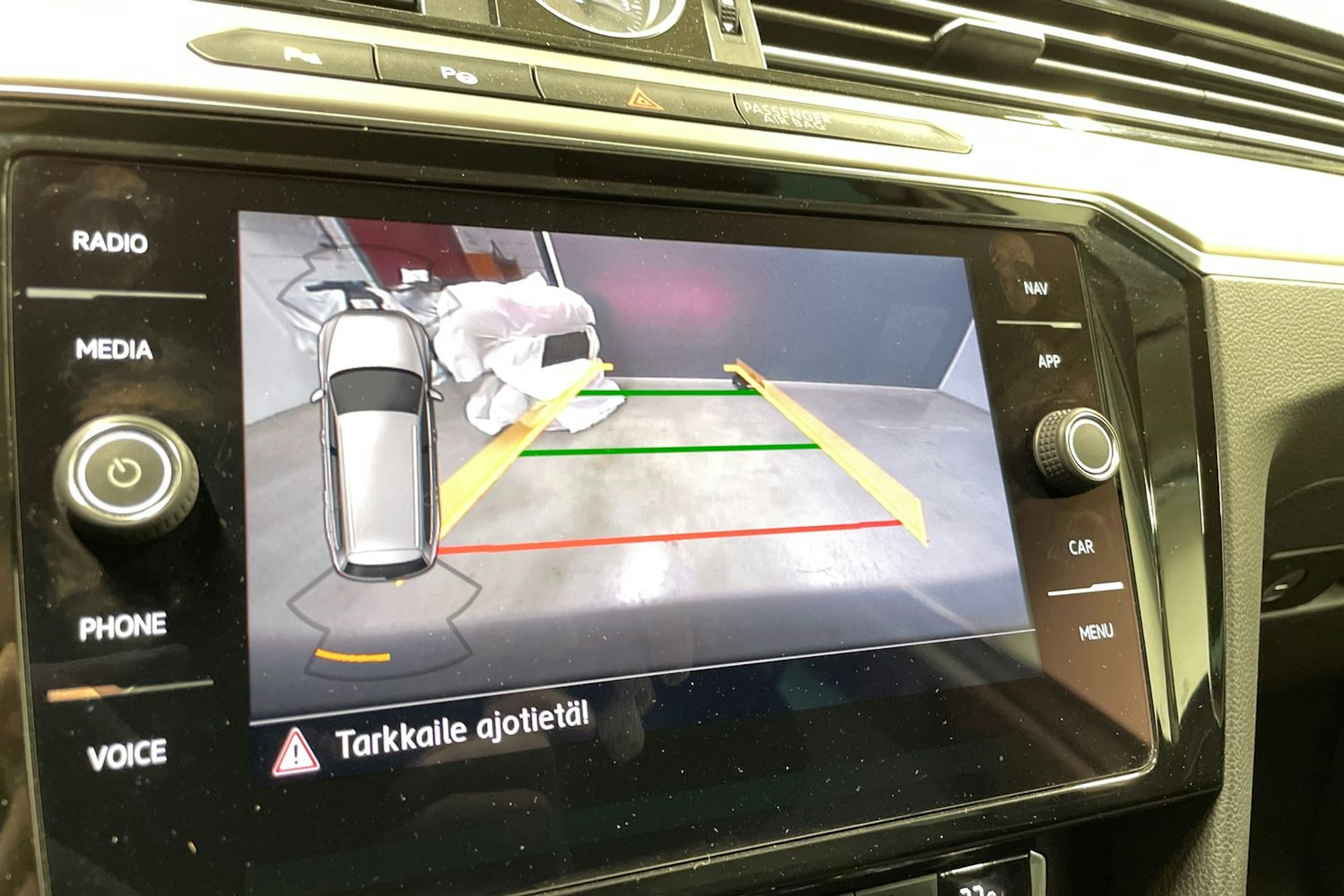 valkoinen Volkswagen Passat 2018 kuva 20.