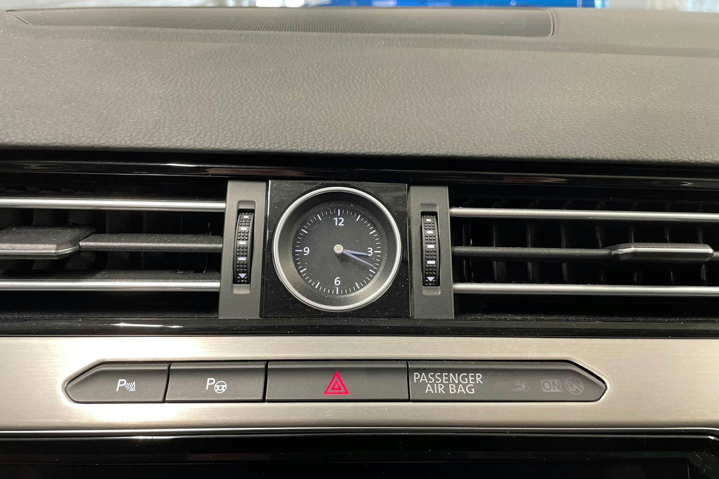 valkoinen Volkswagen Passat 2018 kuva 21.