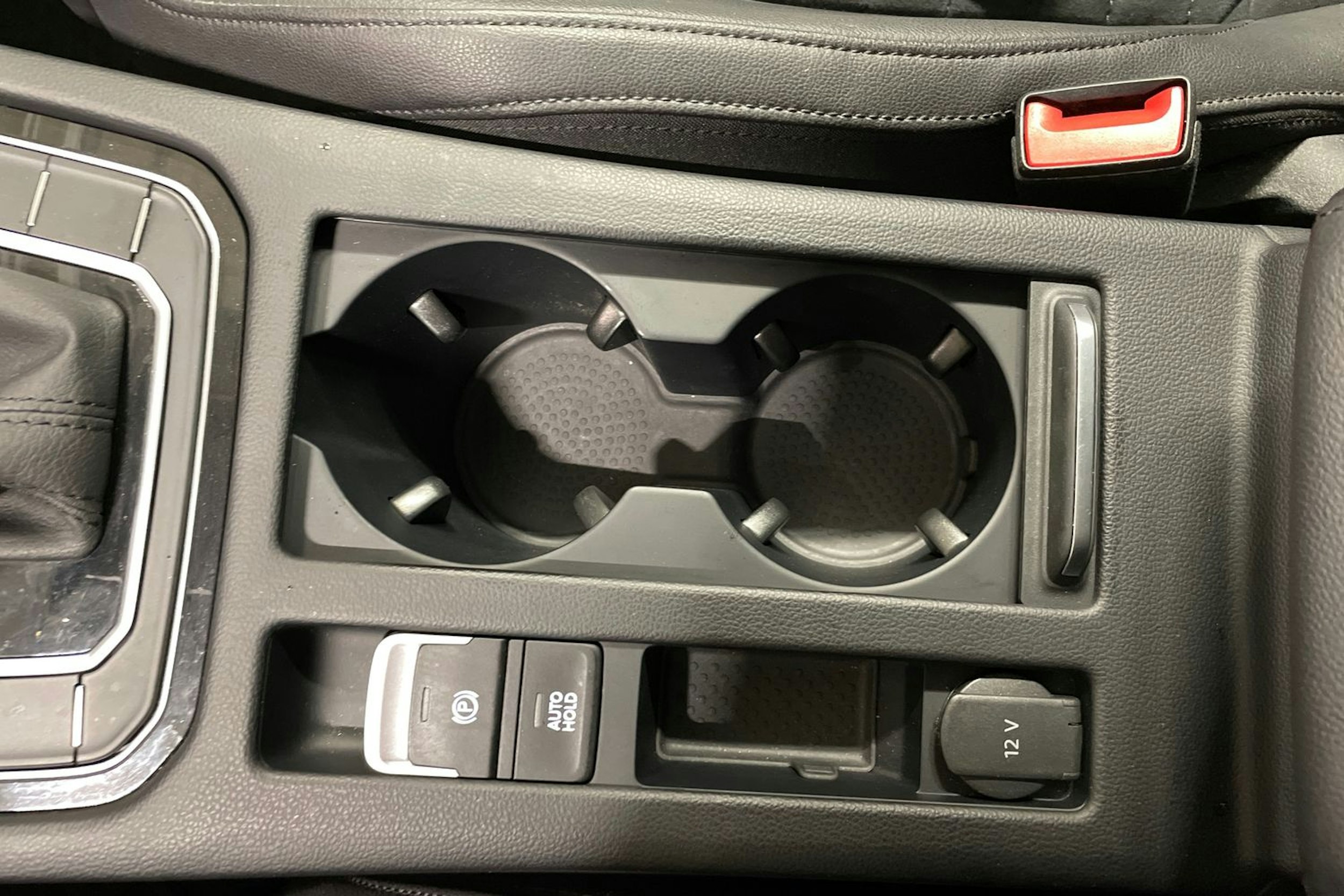 valkoinen Volkswagen Passat 2018 kuva 23.