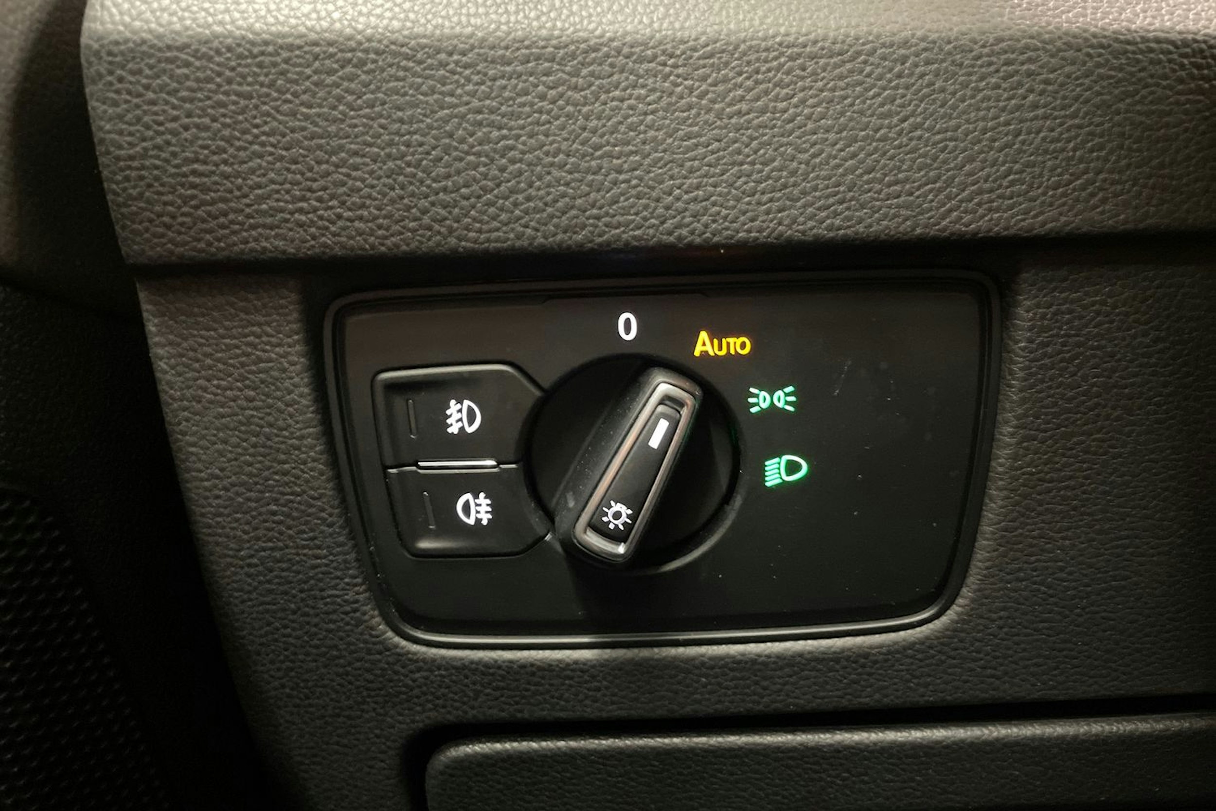 valkoinen Volkswagen Passat 2018 kuva 24.