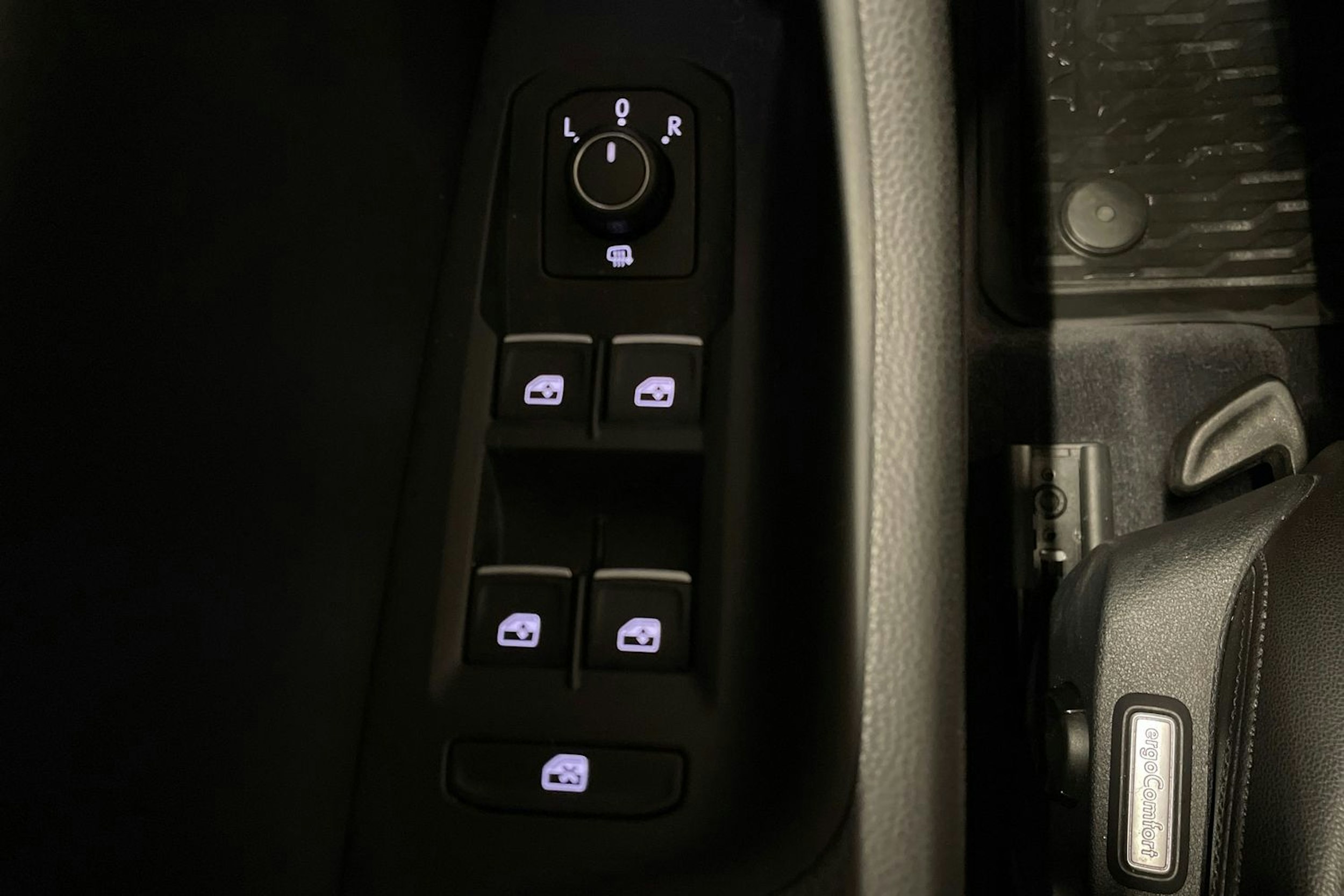 valkoinen Volkswagen Passat 2018 kuva 25.