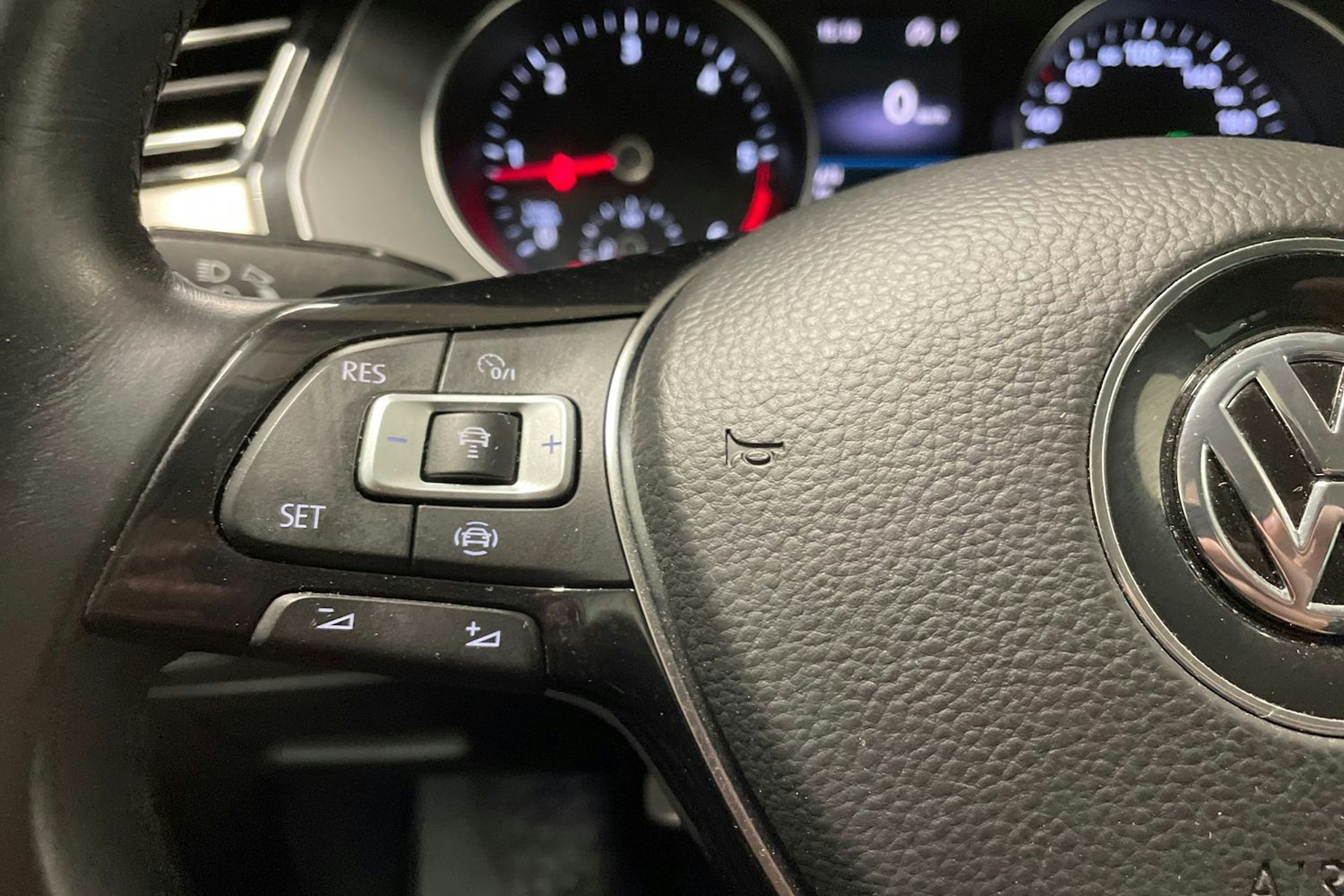 valkoinen Volkswagen Passat 2018 kuva 26.