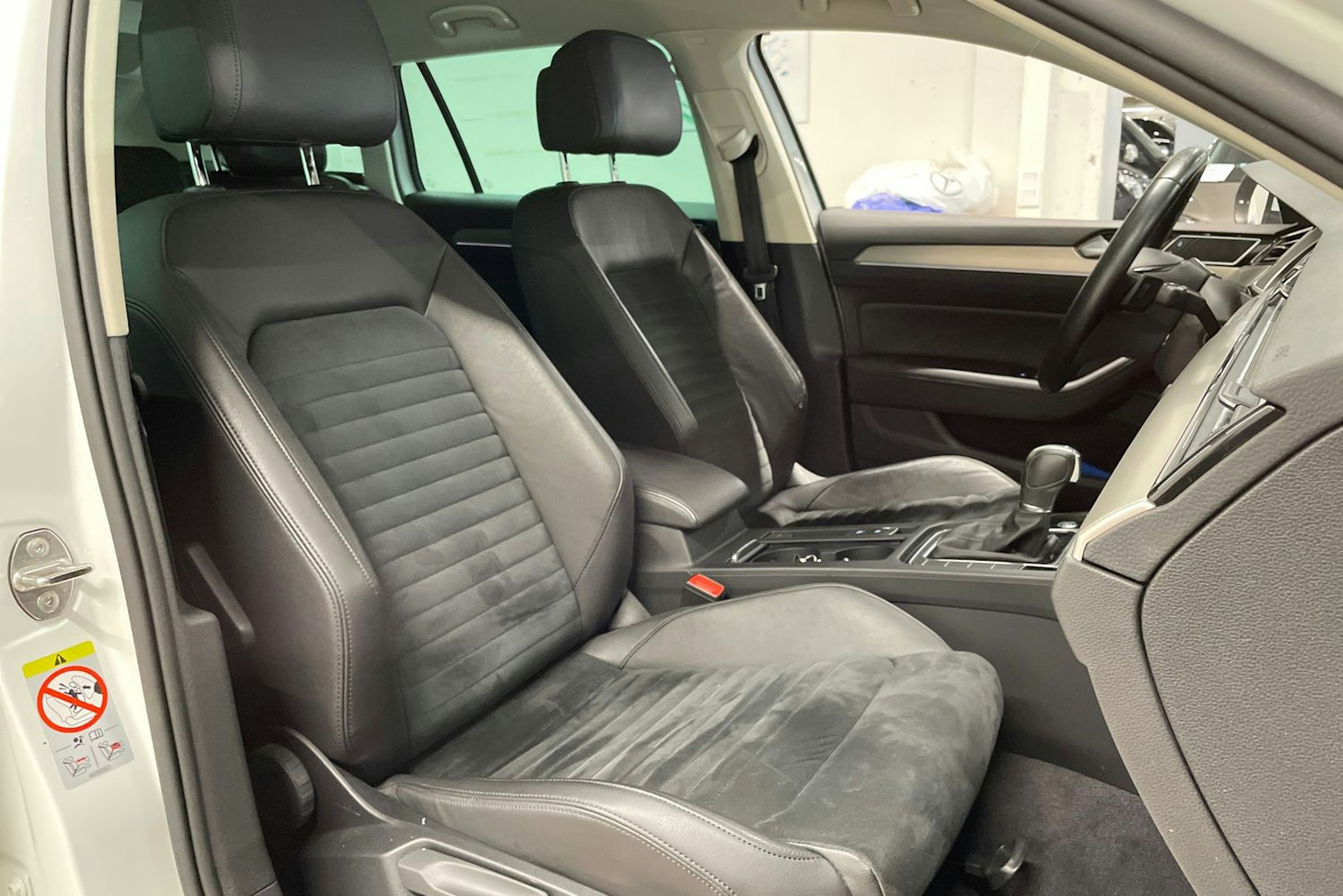 valkoinen Volkswagen Passat 2018 kuva 28.