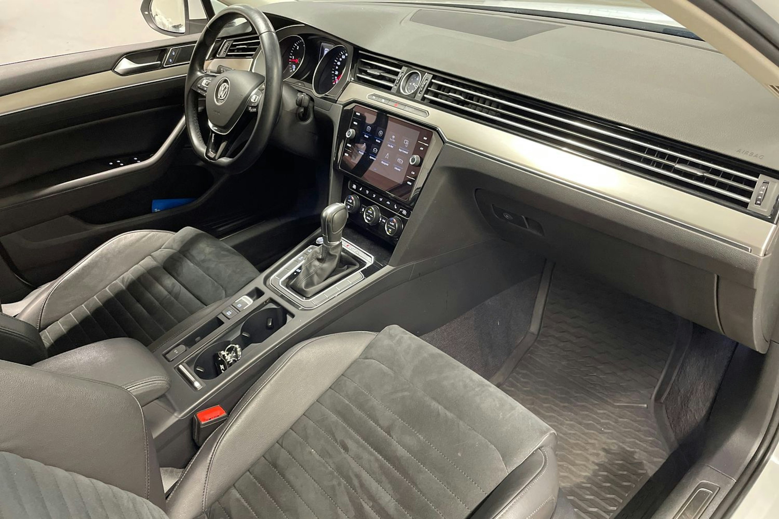 valkoinen Volkswagen Passat 2018 kuva 29.