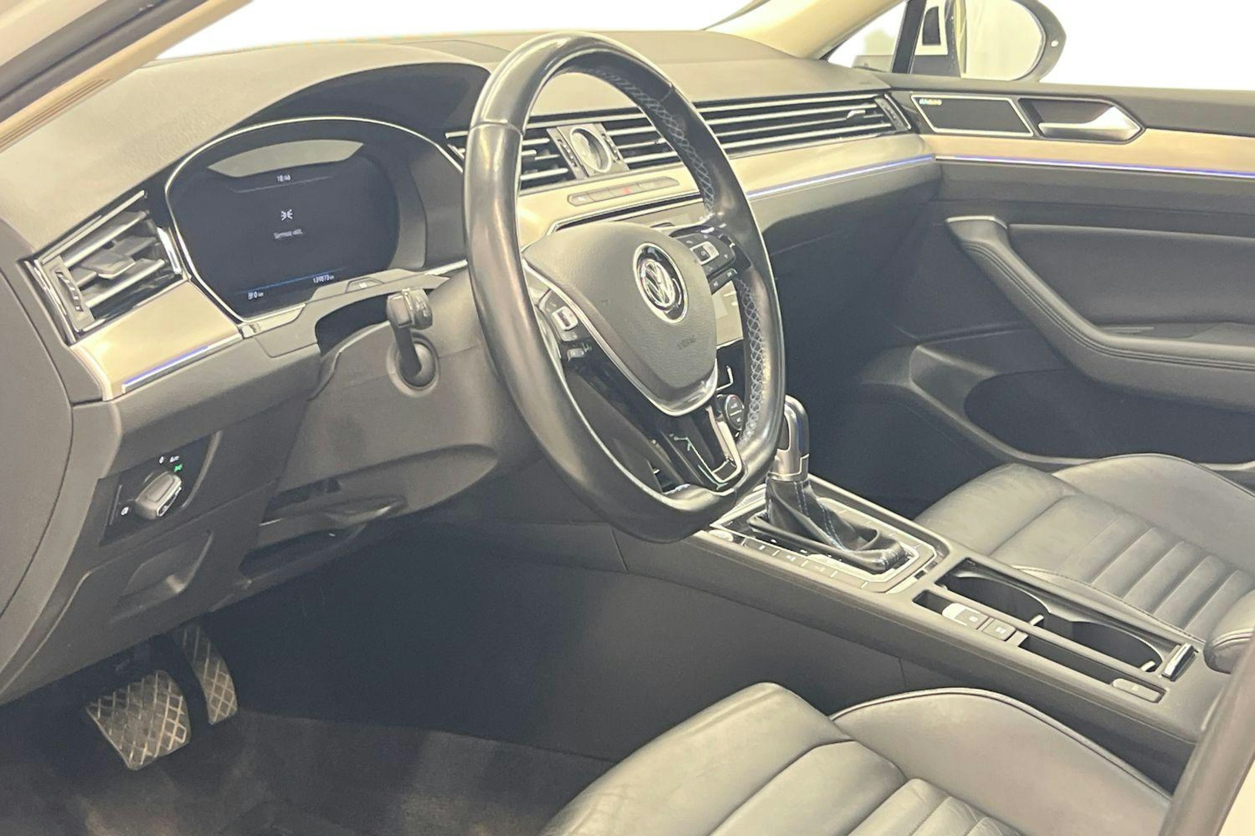 Valkoinen Volkswagen PASSAT 2018 kuva 7.