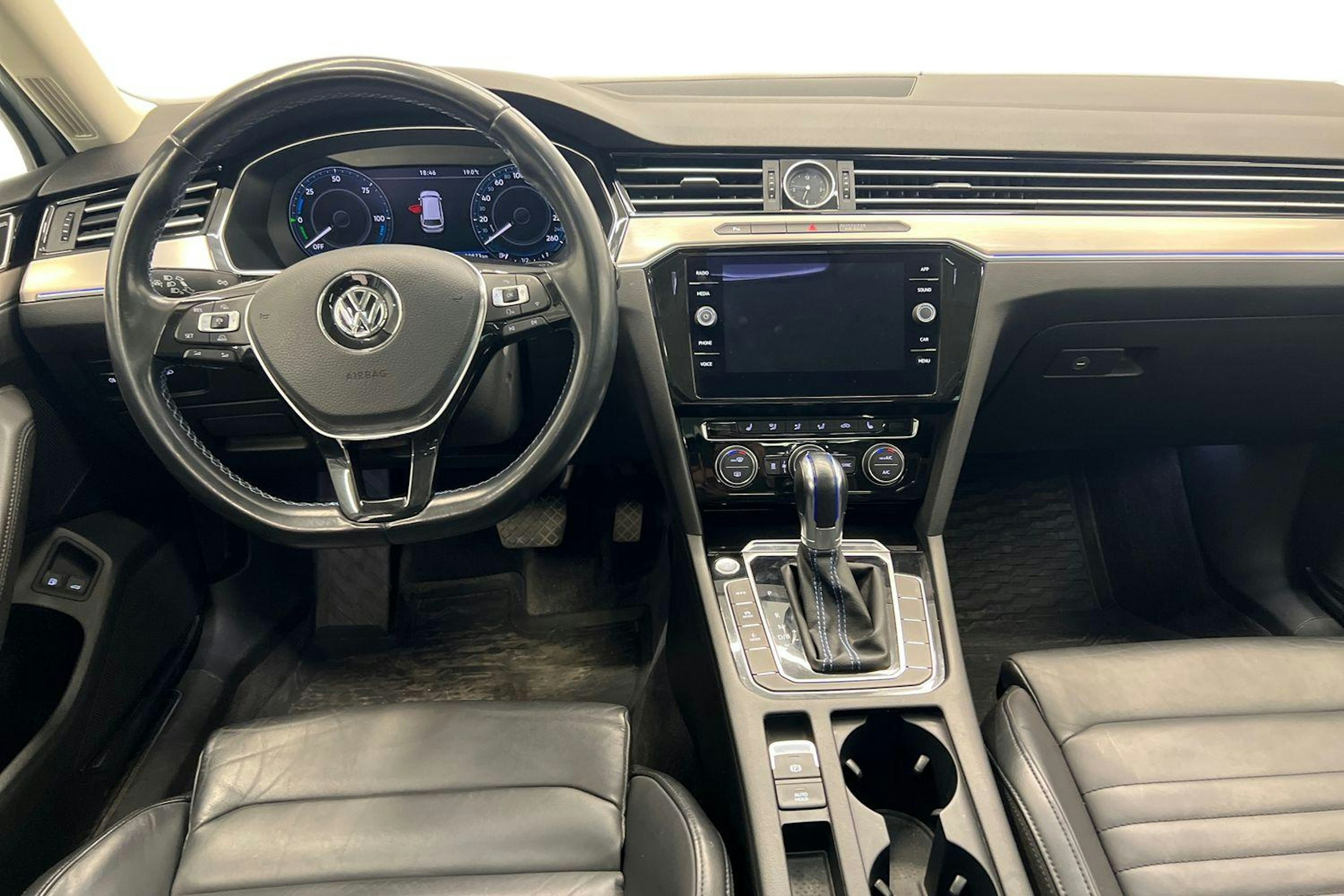 Valkoinen Volkswagen PASSAT 2018 kuva 9.