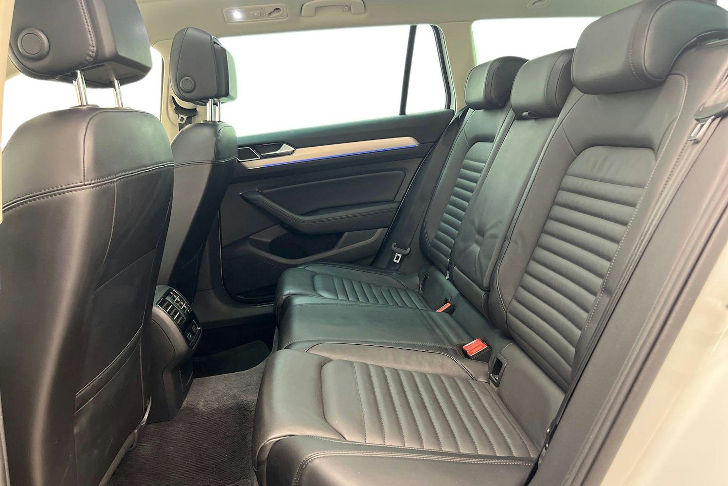 Valkoinen Volkswagen PASSAT 2018 kuva 10.