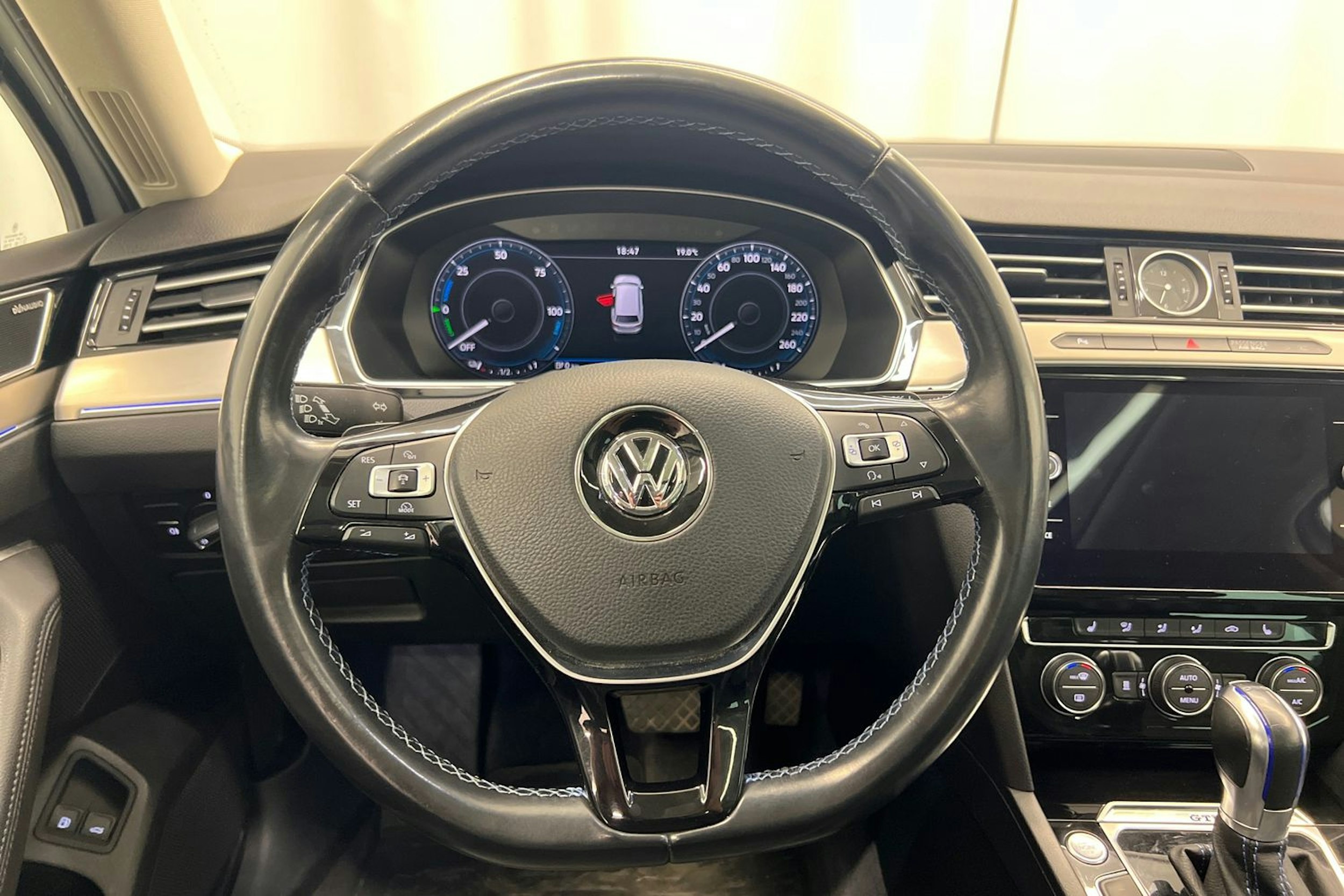 Valkoinen Volkswagen PASSAT 2018 kuva 14.