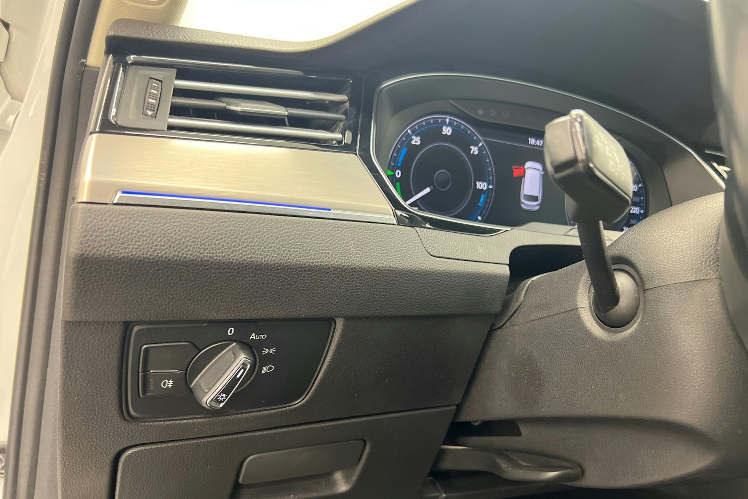 Valkoinen Volkswagen PASSAT 2018 kuva 17.