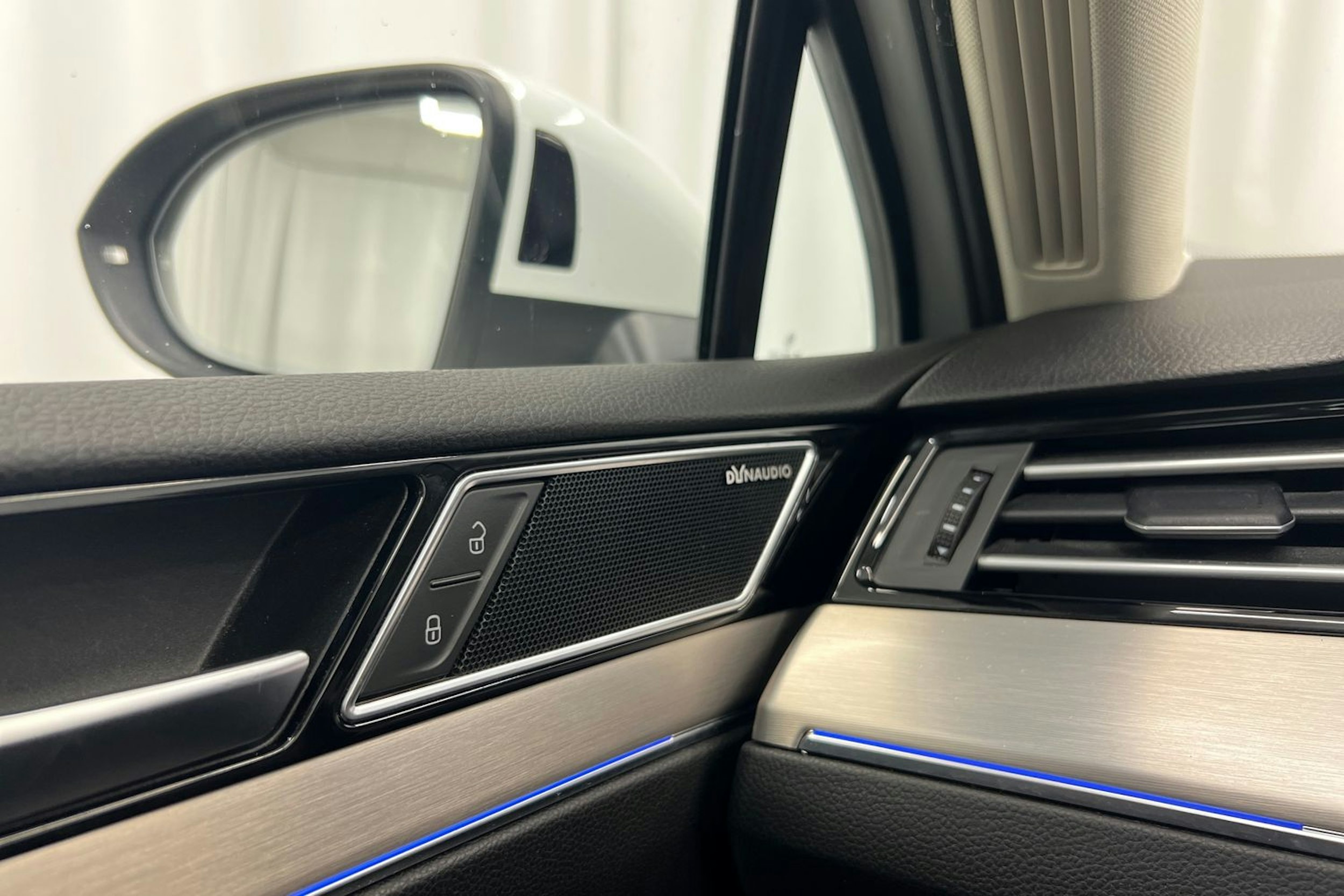 Valkoinen Volkswagen PASSAT 2018 kuva 20.