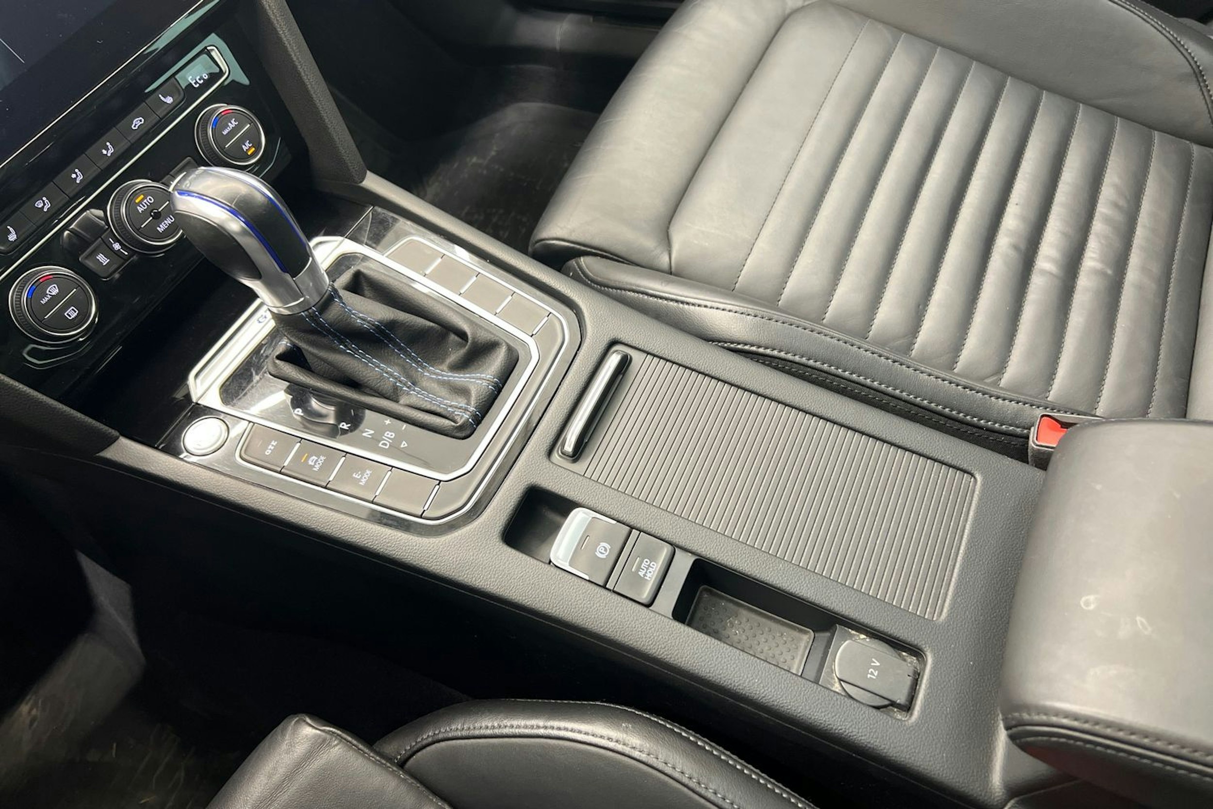 Valkoinen Volkswagen PASSAT 2018 kuva 29.