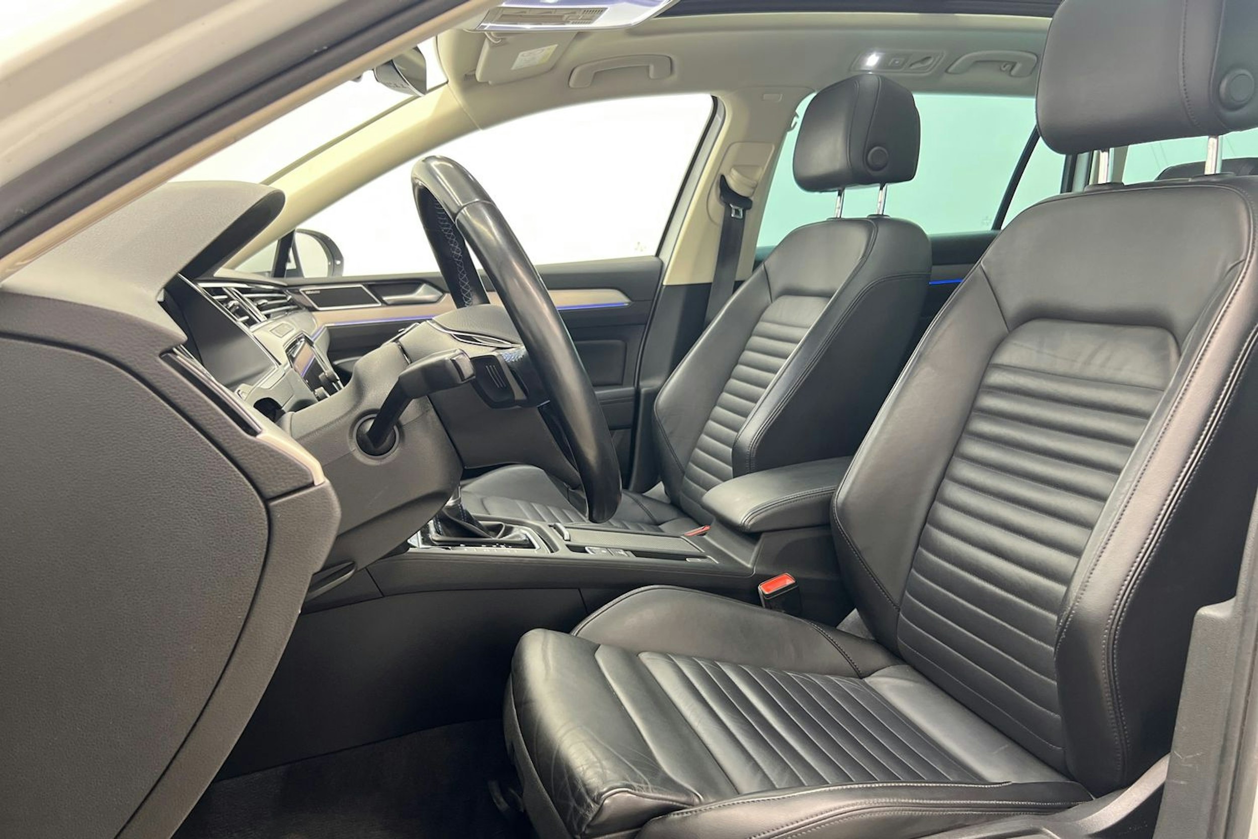 Valkoinen Volkswagen PASSAT 2018 kuva 30.