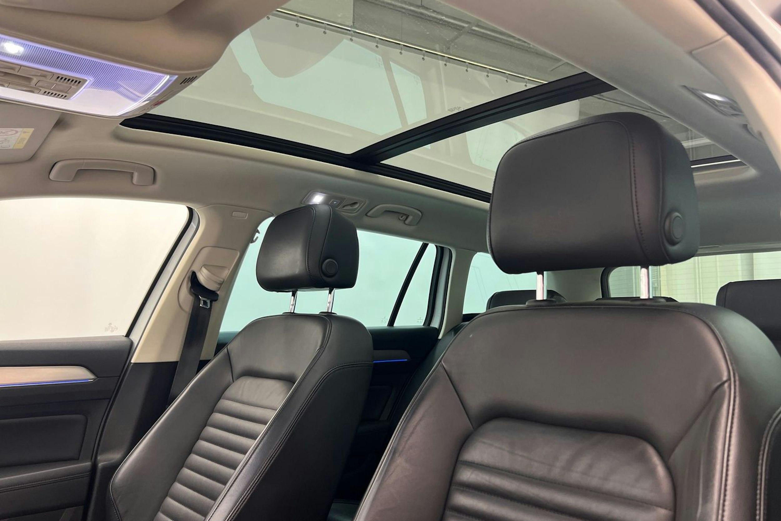 Valkoinen Volkswagen PASSAT 2018 kuva 31.