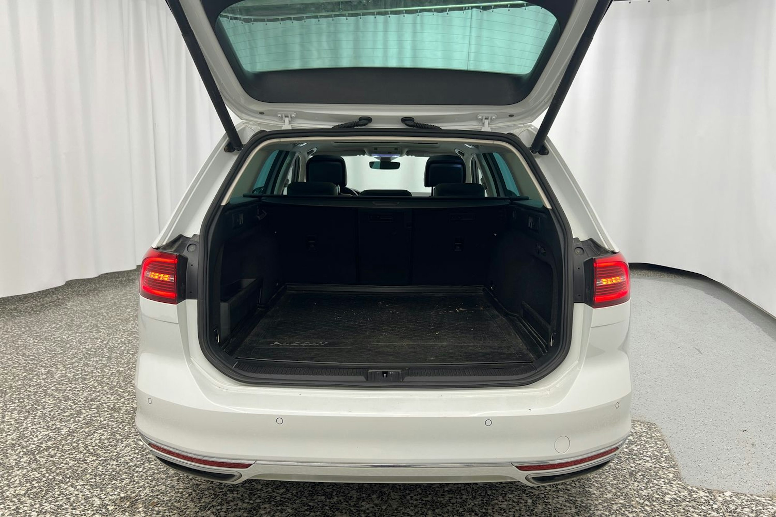 Valkoinen Volkswagen PASSAT 2018 kuva 32.