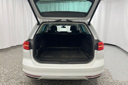Valkoinen Volkswagen PASSAT 2018 kuva 32.