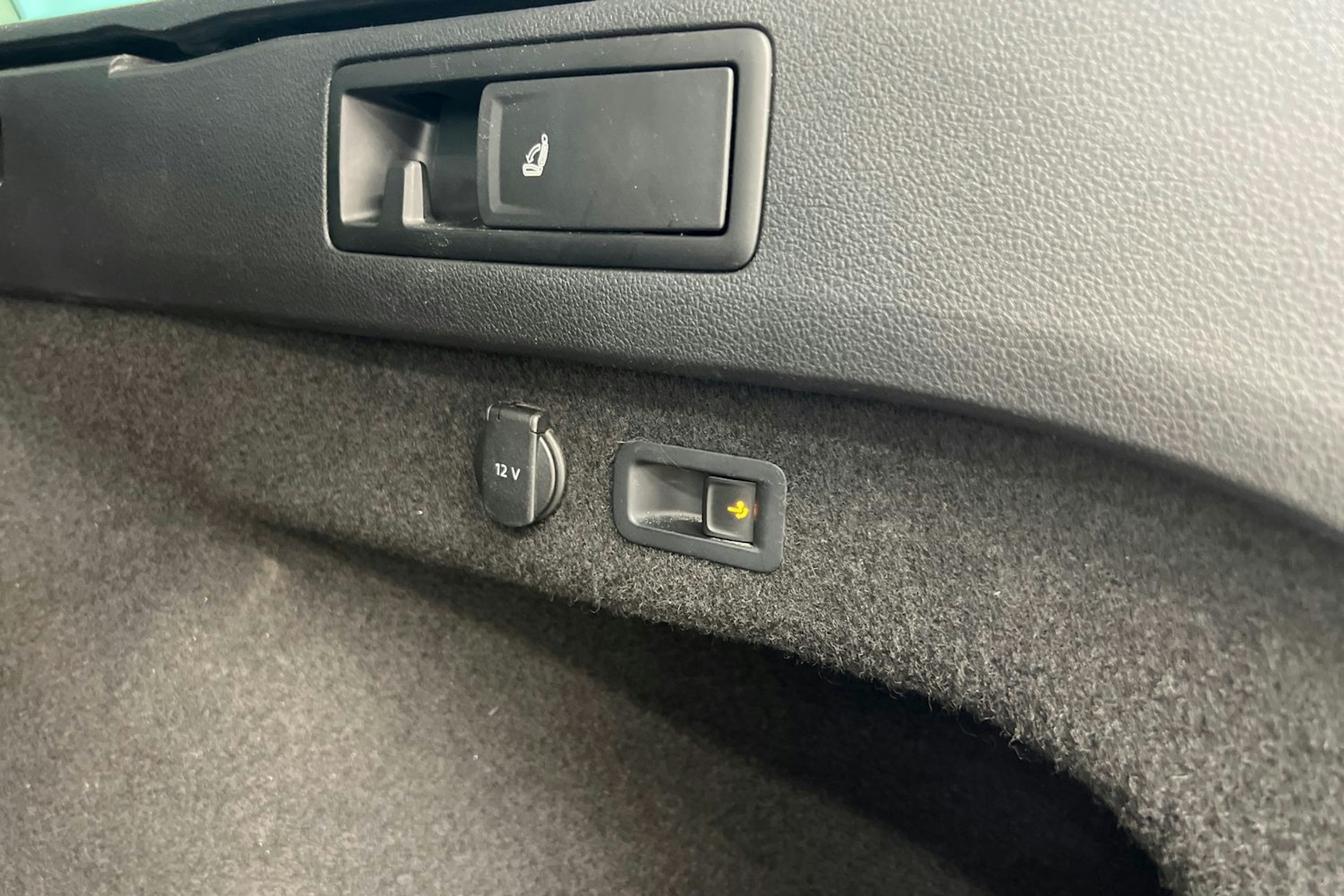 Valkoinen Volkswagen PASSAT 2018 kuva 34.