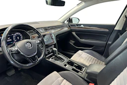 punainen Volkswagen Passat 2018 kuva 3.