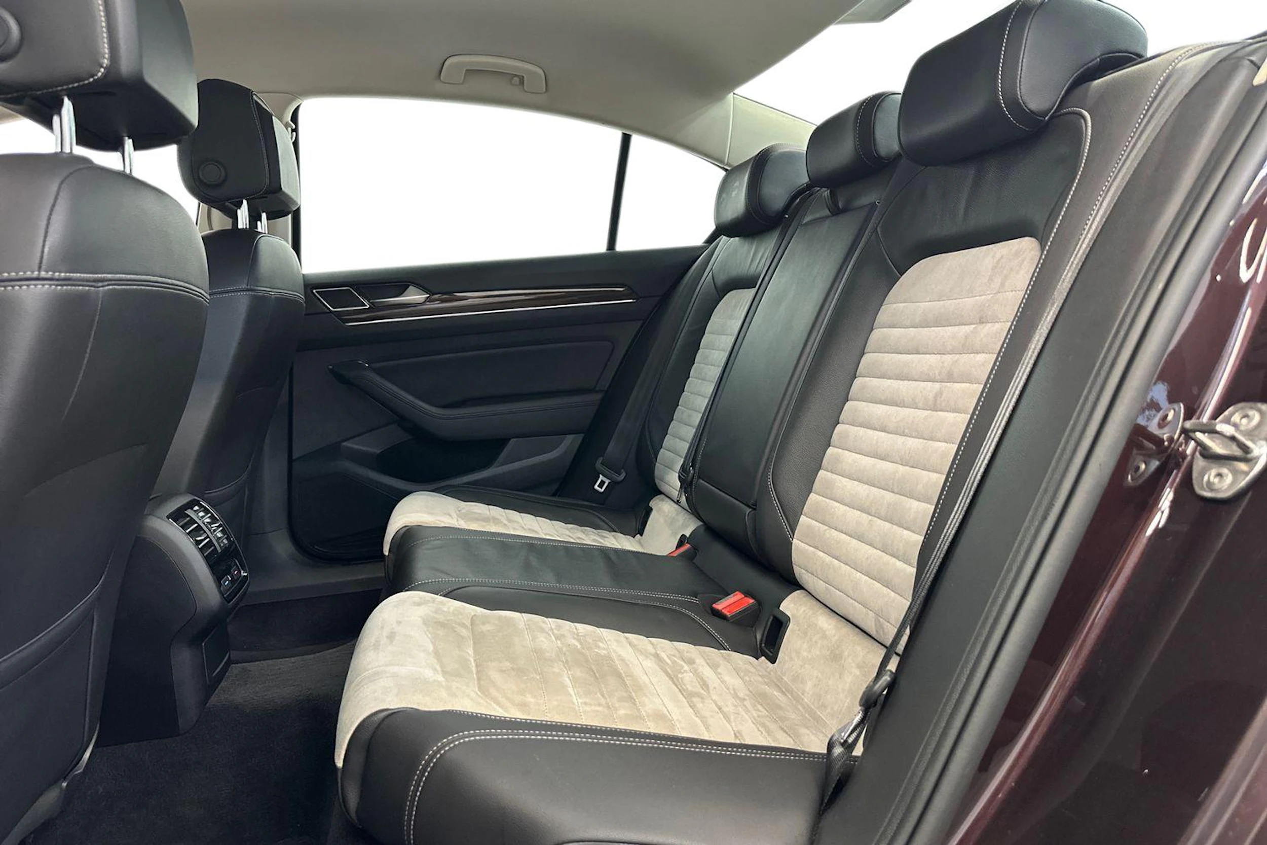 punainen Volkswagen Passat 2018 kuva 8.