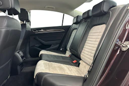 punainen Volkswagen Passat 2018 kuva 8.