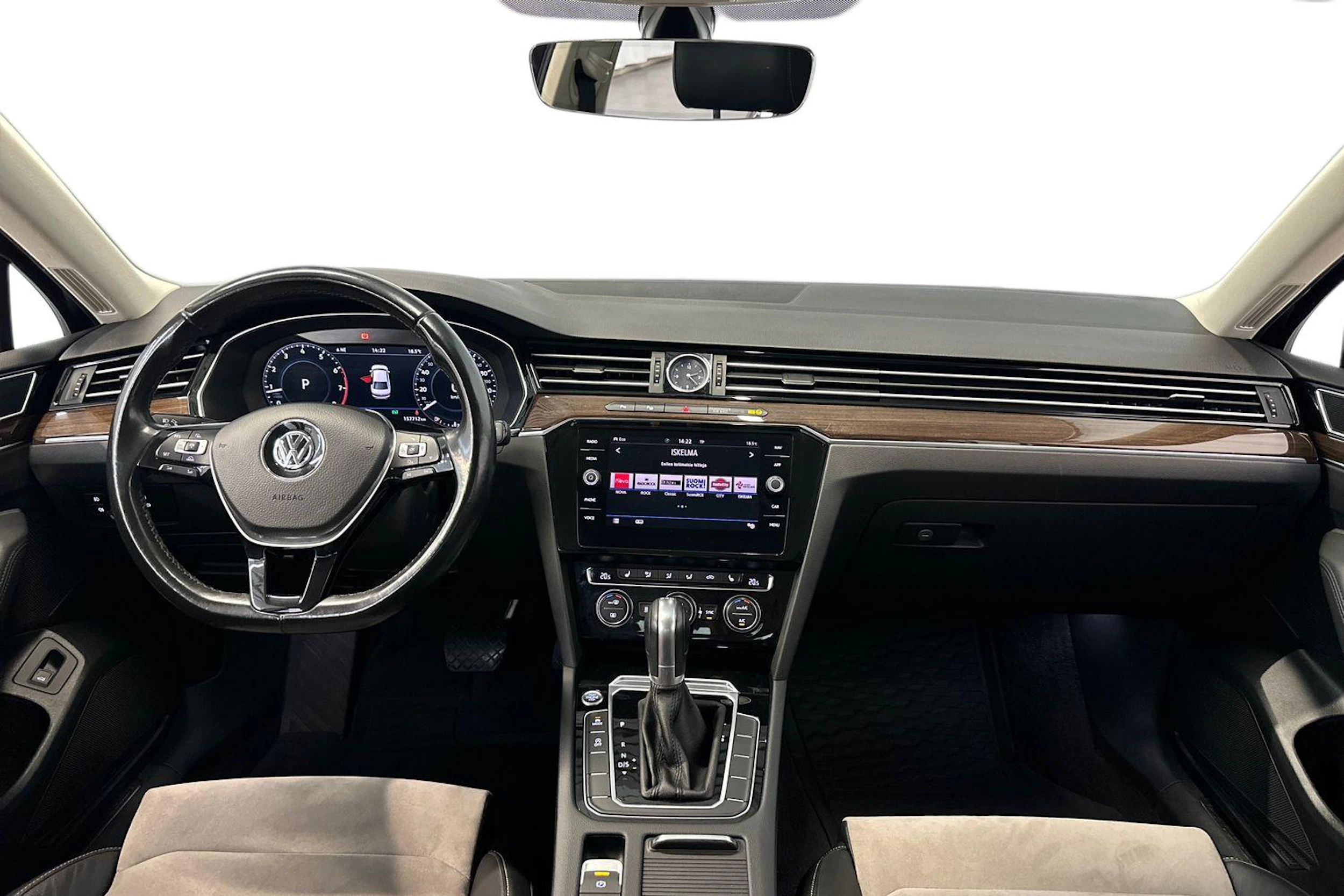 punainen Volkswagen Passat 2018 kuva 9.