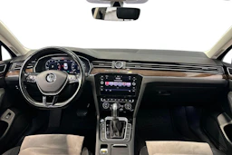 punainen Volkswagen Passat 2018 kuva 9.
