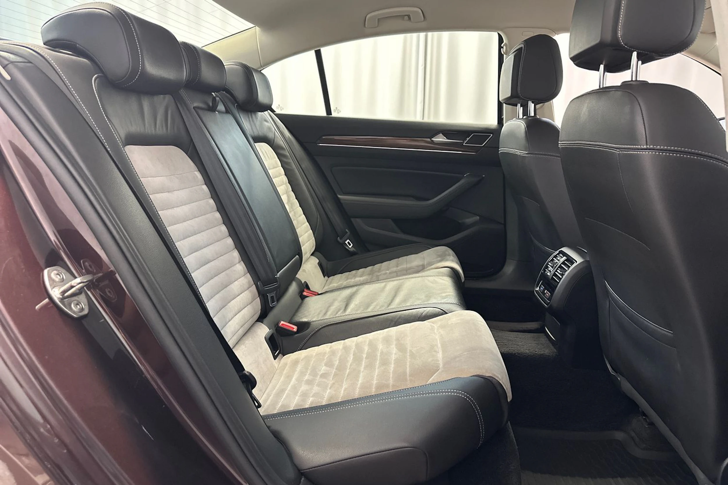 punainen Volkswagen Passat 2018 kuva 10.