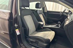 punainen Volkswagen Passat 2018 kuva 11.