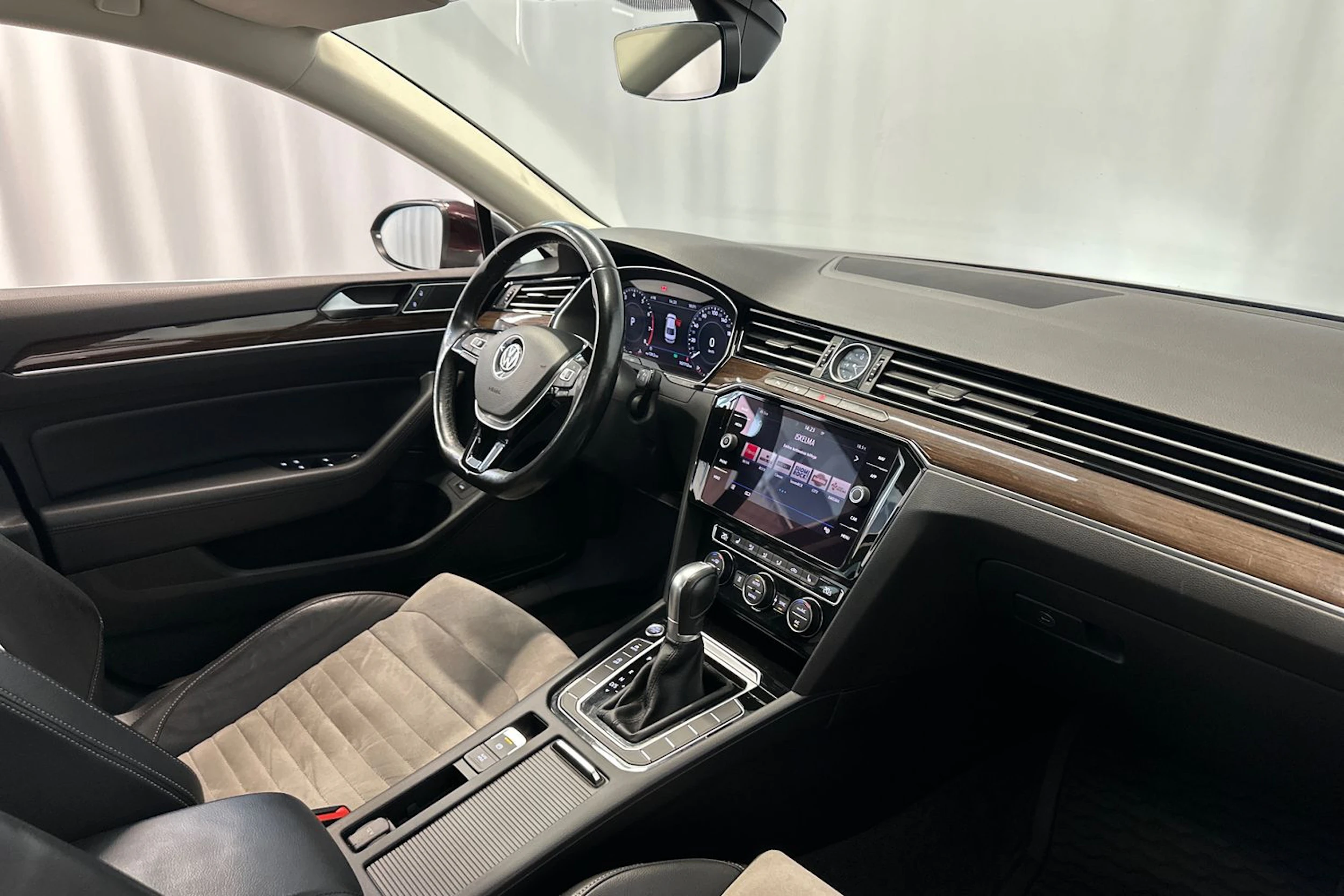 punainen Volkswagen Passat 2018 kuva 12.