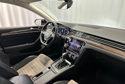 punainen Volkswagen Passat 2018 kuva 12.