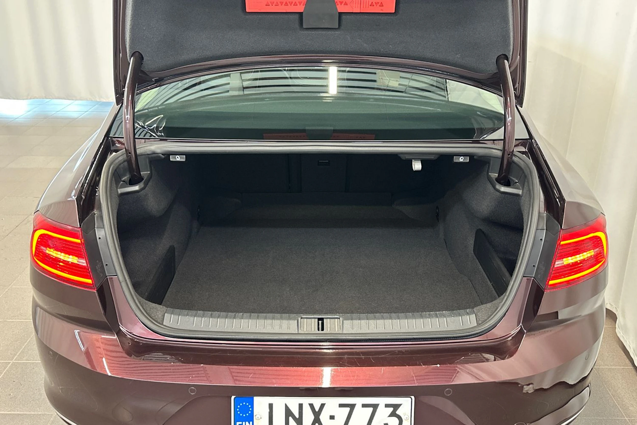 punainen Volkswagen Passat 2018 kuva 13.