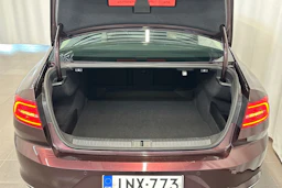 punainen Volkswagen Passat 2018 kuva 13.