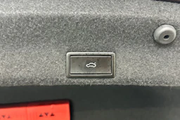 punainen Volkswagen Passat 2018 kuva 14.
