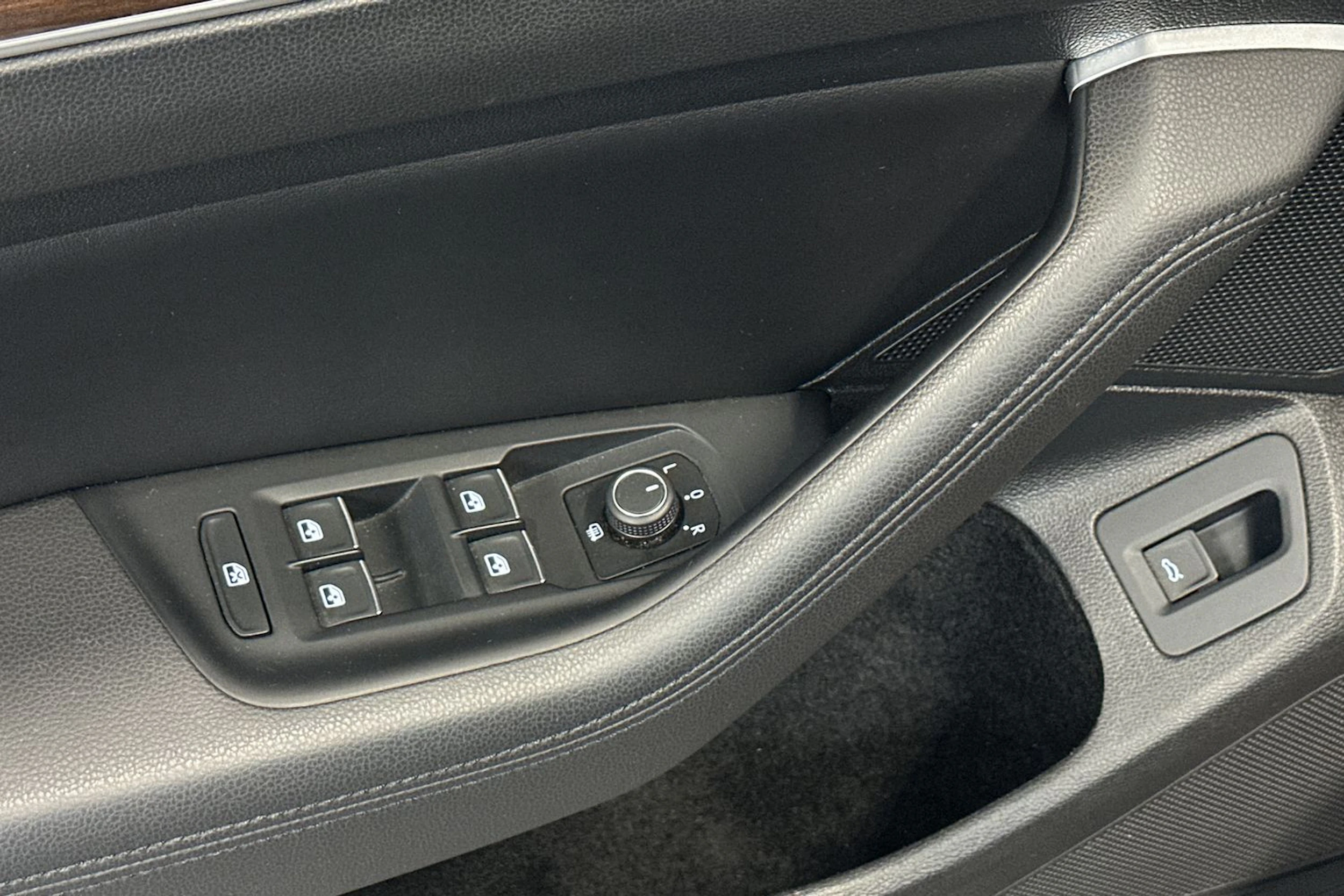 punainen Volkswagen Passat 2018 kuva 15.
