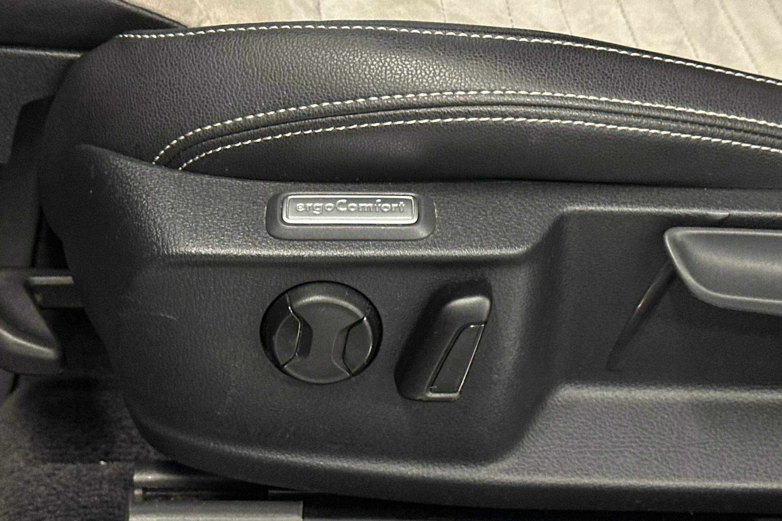 punainen Volkswagen Passat 2018 kuva 16.